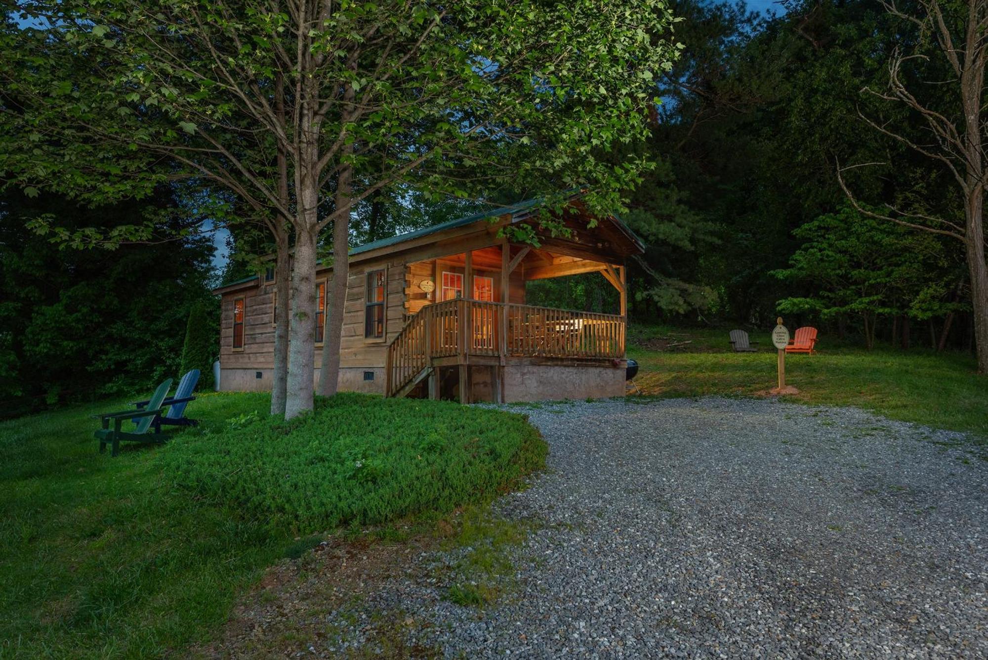 Engadine Inn And Cabins Candler Exterior photo