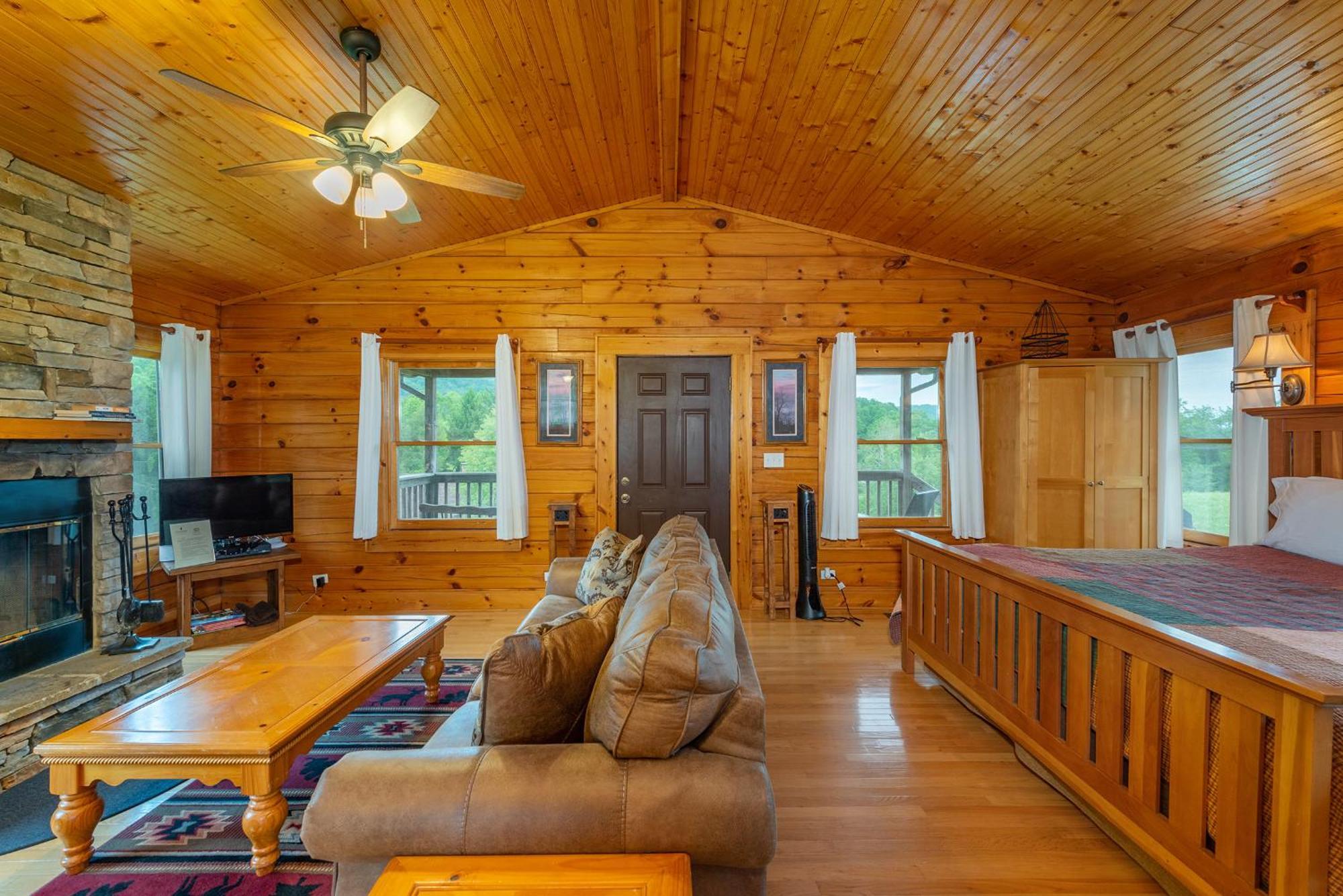 Engadine Inn And Cabins Candler Exterior photo