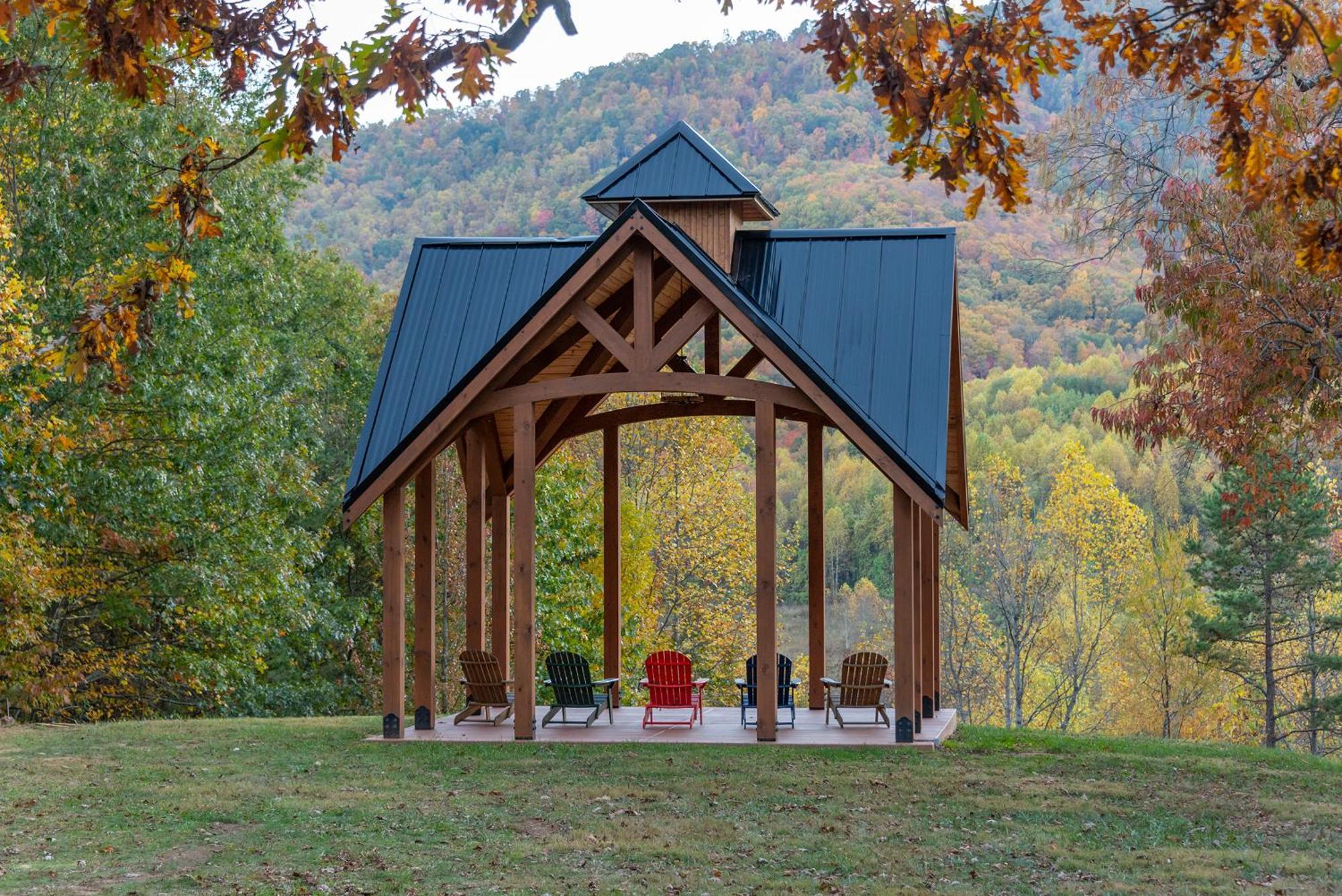 Engadine Inn And Cabins Candler Exterior photo